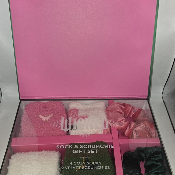 Disney Wicked Sock & Scrunchie Gift Set - Green and Pink - Picture 2 of 3